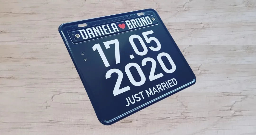 Placa de moto personalizada para casamento. Um toque exclusivo e cheio de estilo para celebrar o amor sobre duas rodas.